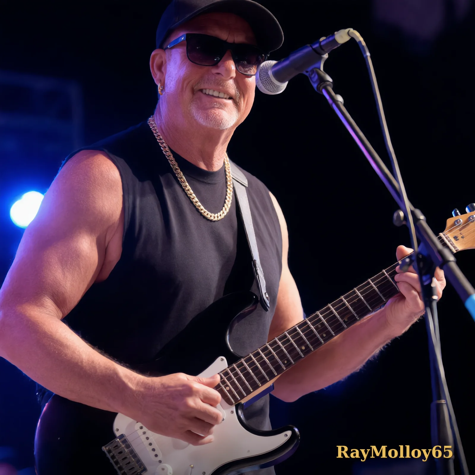 Affiche signée — RayMolloy65 sur scène à la guitare électrique, le grand sourire, sous les lumières bleues, signée « RayMolloy65 » en doré en bas à droite